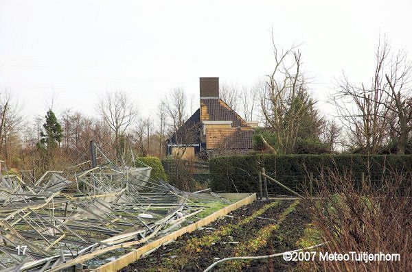 het glas is voor een klein gedeelte in het huis gekomen